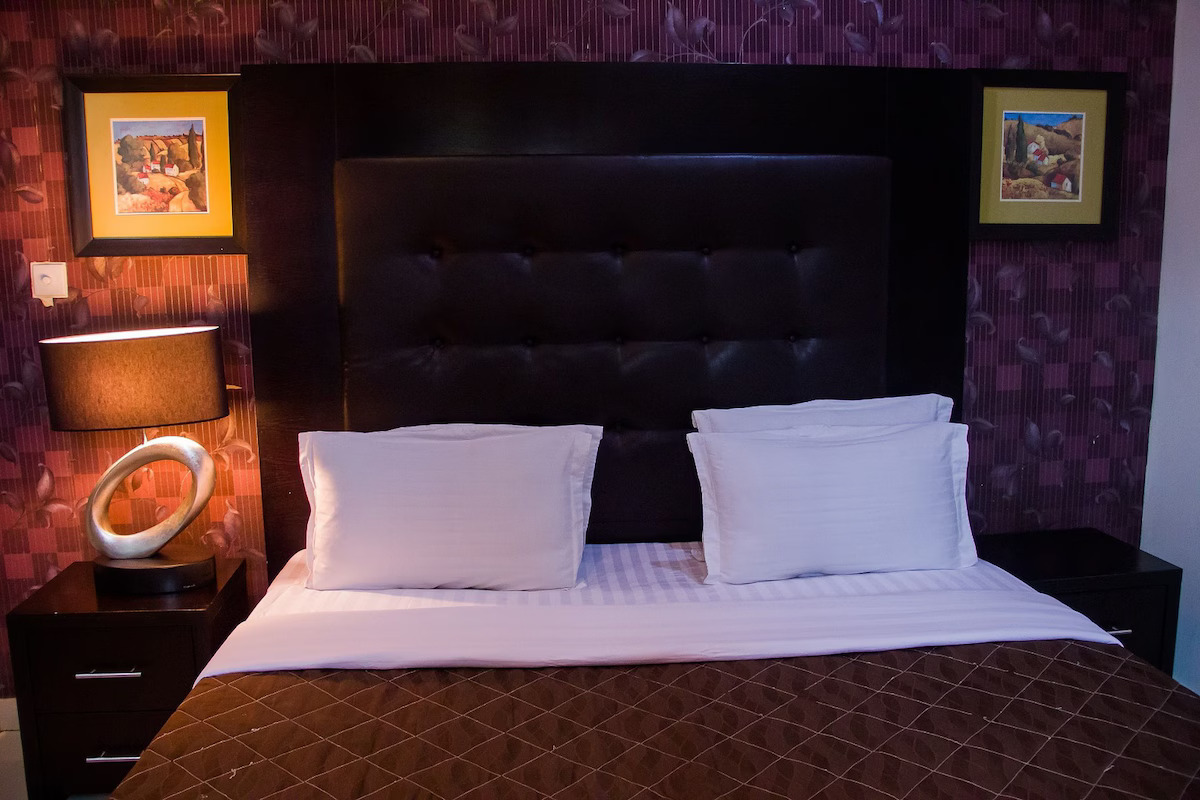 /web/uploads/116/Villa Angelia Hotel Ikoyi/room-photos/Executive Deluxe (Main Building)/b84c9d65.jpg